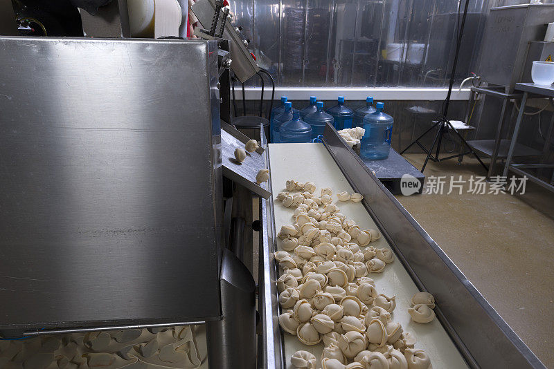 食品工厂的生产线。饺子(俄罗斯pelmeni) p